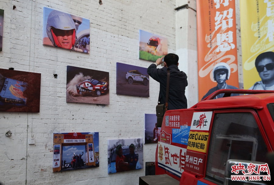 賽車上的攝影師。