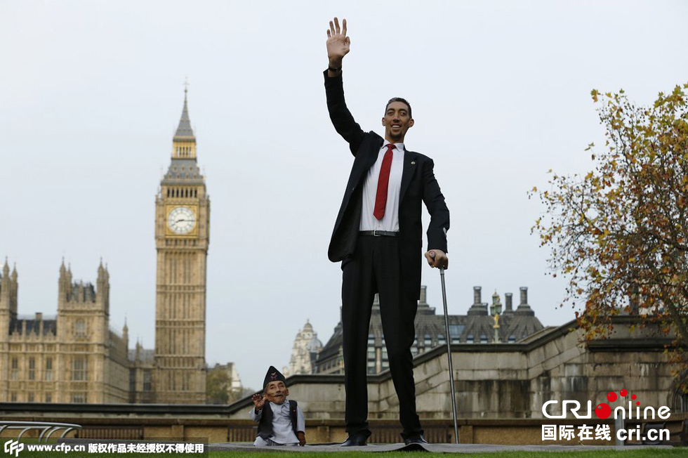 當(dāng)?shù)貢r(shí)間2014年11月13日，英國(guó)倫敦，世界上最矮的男子錢(qián)德拉·巴哈杜爾·唐吉與世界上最高的男子蘇