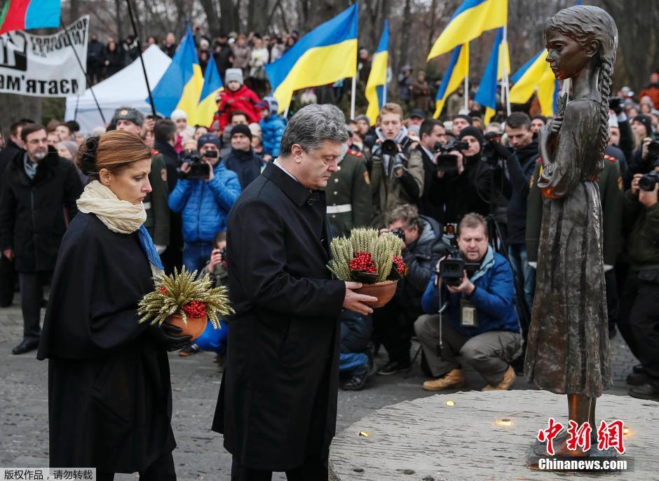 當(dāng)?shù)貢r間2014年11月22日，烏克蘭基輔，民眾舉行儀式紀(jì)念1932-1933烏克蘭大饑荒81周年