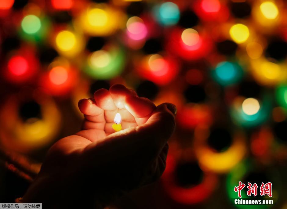 當(dāng)?shù)貢r間2014年11月22日，烏克蘭基輔，民眾舉行儀式紀(jì)念1932-1933烏克蘭大饑荒81周年