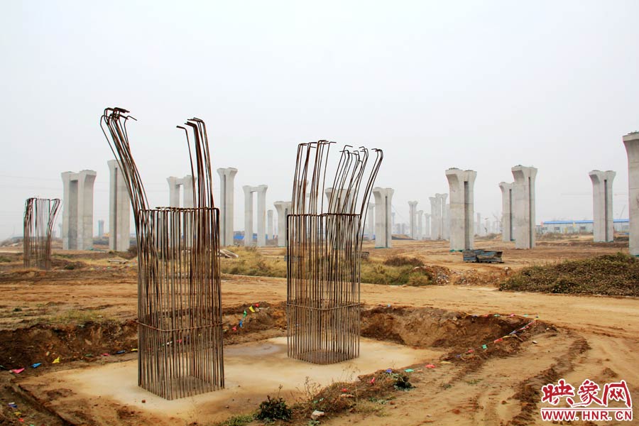 位于鄭州市南四環(huán)的京廣快速路南延工程已經(jīng)停工數(shù)月，現(xiàn)場幾百根橋墩已經(jīng)架起，場面甚是“震撼”。