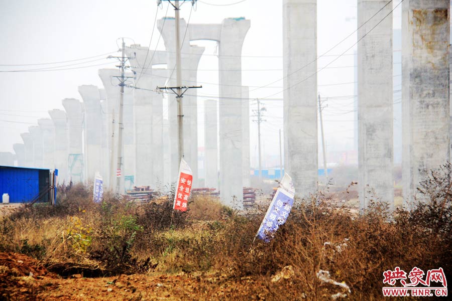 整個京廣快速路南段工程共分為六個工區(qū)，柴鍋轉(zhuǎn)盤處是京廣快速路南段三工區(qū)的施工區(qū)域。