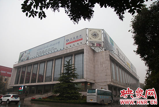 兩塊巨幅廣告牌仍然存在。