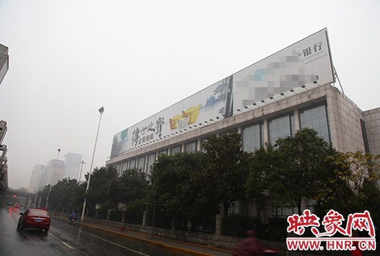 河南省人民會(huì)堂南面戶(hù)外廣告。