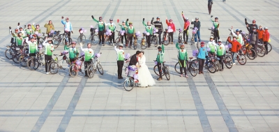 騎友們圍成一個“心”形，郝幸福在心尖上深情地親吻著新娘。