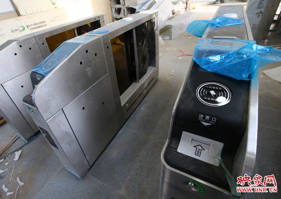 進站閘機上有二代身份證感應(yīng)區(qū)域 進站閘機上有二代身份證感應(yīng)區(qū)域