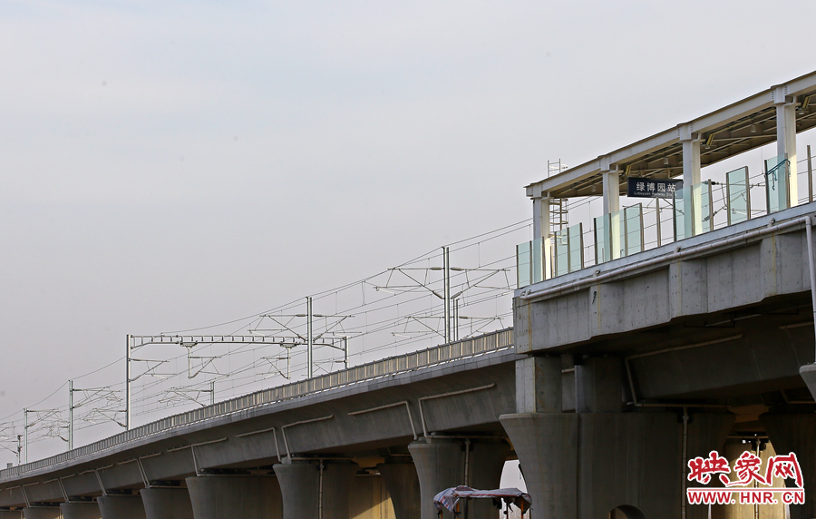 站臺上醒目的指示標(biāo)牌 站臺上醒目的指示標(biāo)牌