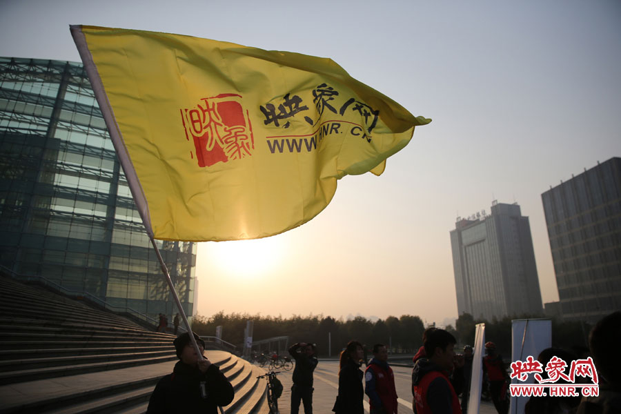 在映象網(wǎng)旗幟的召喚下，車友們匯聚在鄭東新區(qū)。