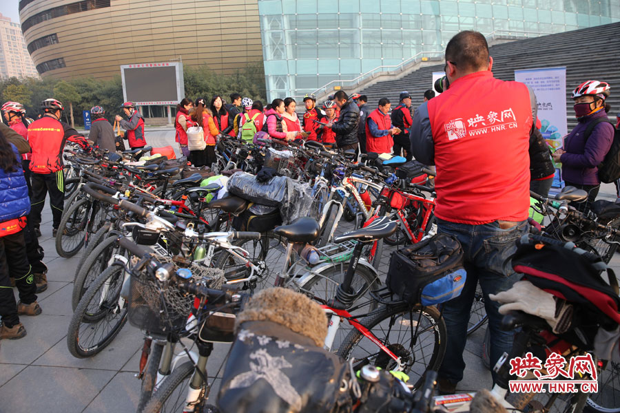 參加活動的車友太多，忙壞攝影師