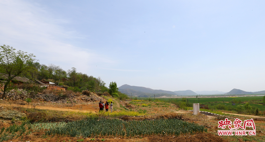 畫面左側的石井村是個只有十幾口人的小村，庫區(qū)移民搬遷時從遠處低洼處遷到此