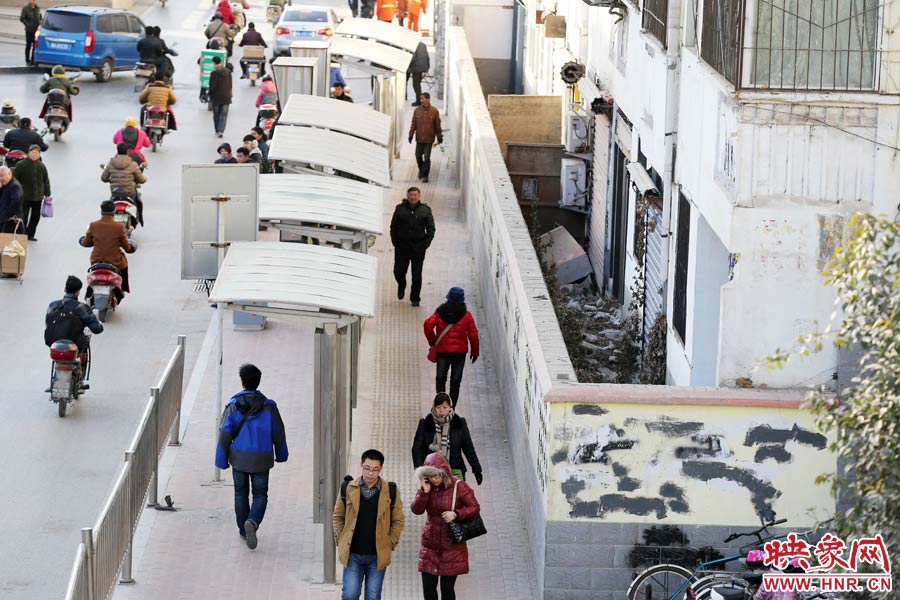 墻內(nèi)扔著垃圾，墻面上涂滿了牛皮癬小廣告，異常顯眼。