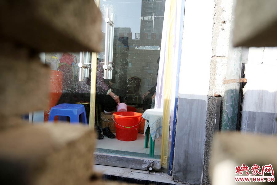 墻內(nèi)一家店面正常營業(yè)。