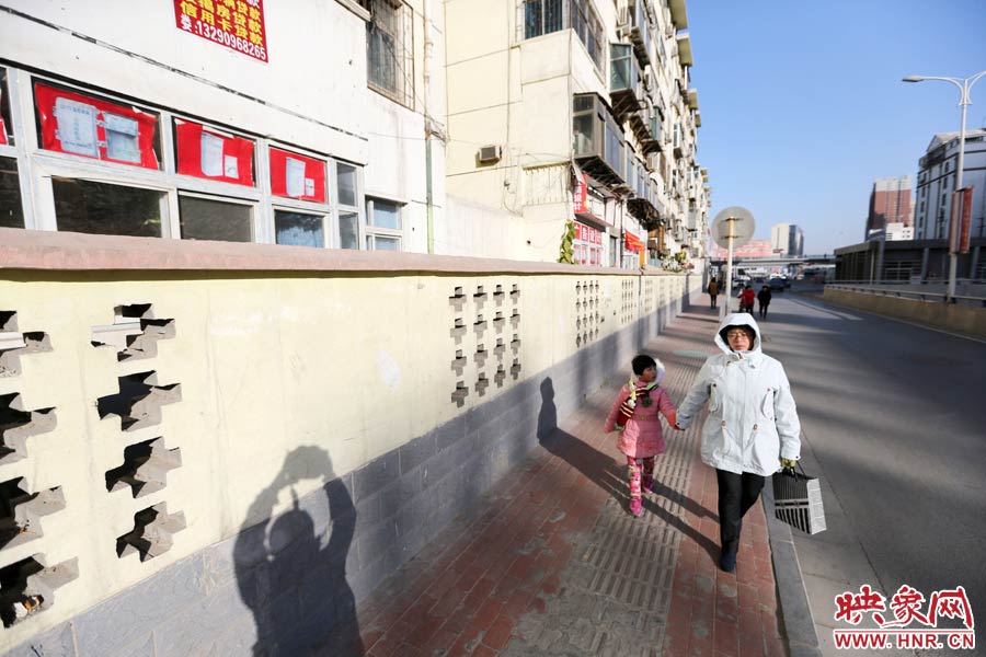 市民從墻外走過。