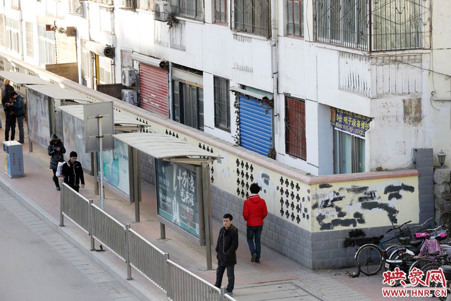 圍墻外是一處公交站牌。