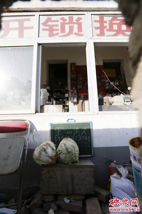 一家開鎖的商戶掛了一個牌子，上面寫著“里面有人”，提醒市民這里正常營業(yè)。