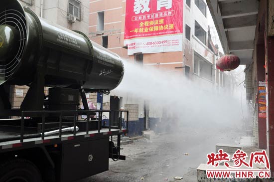 針對造成霧霾的主兇“建筑工地?fù)P塵”，“霧炮車”降塵除塵效果能到到80%。
