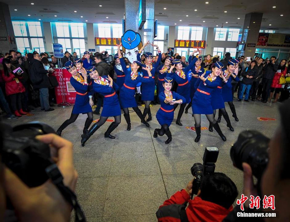 圖為D2702次列車(chē)13名乘務(wù)員在候車(chē)大廳內(nèi)玩起“快閃”。