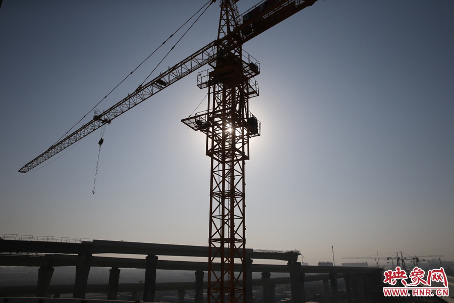 隴海高架與西四環(huán)立交仍在緊張施工中。