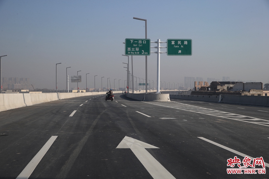 西三環(huán)方向與富民路出口。