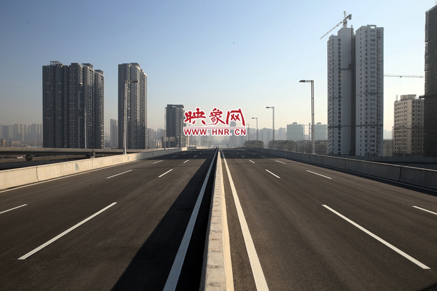 隴海高架過西三環(huán)進(jìn)入市區(qū)。