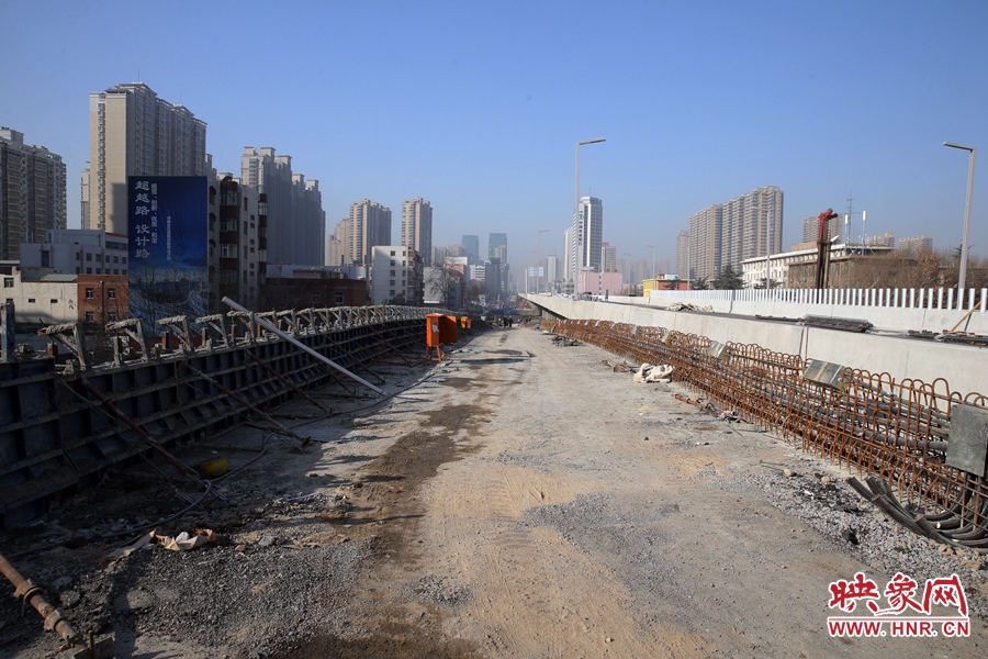 由西向東方向，嵩山南路出口以東，仍在緊張施工中。