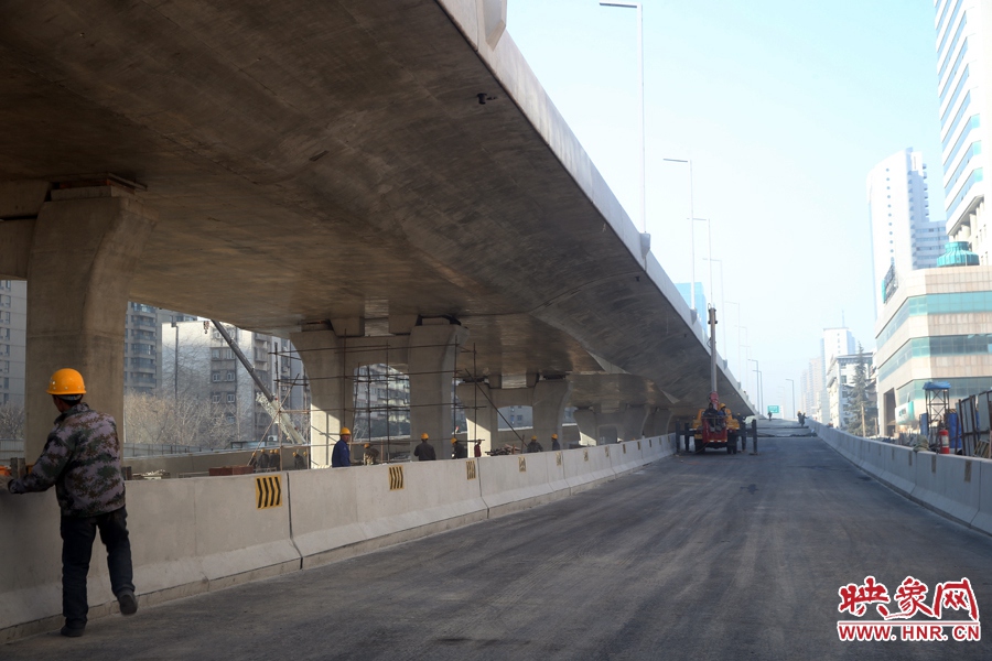 由西向東方向，嵩山南路出口以東，仍在緊張施工中。