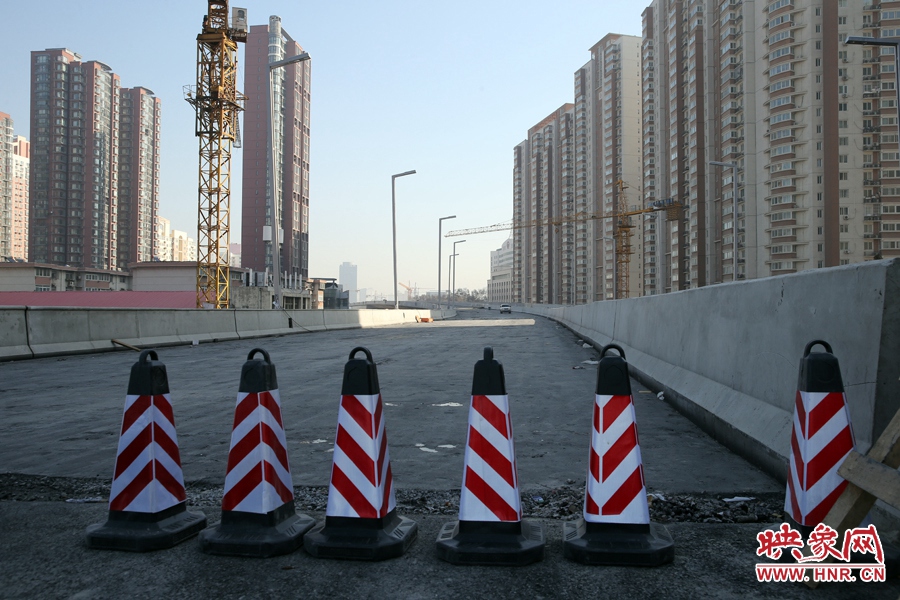 由西向東方向，嵩山南路出口以東，仍在緊張施工中。