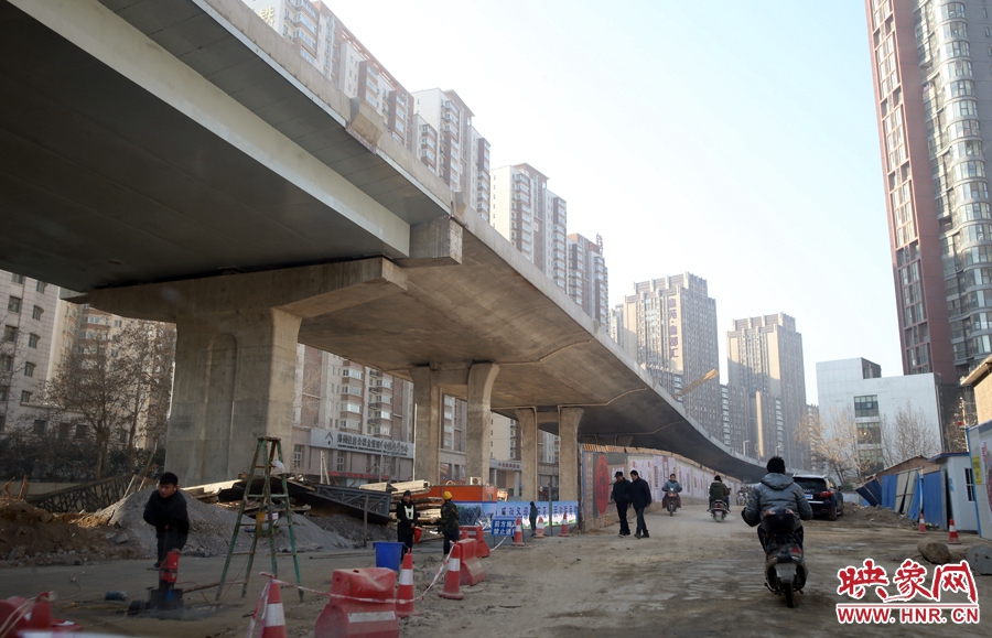 由西向東方向，嵩山南路出口以東，仍在緊張施工中。