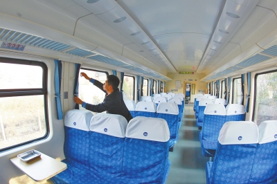 硬座車廂 藍(lán)色座套，清清爽爽。