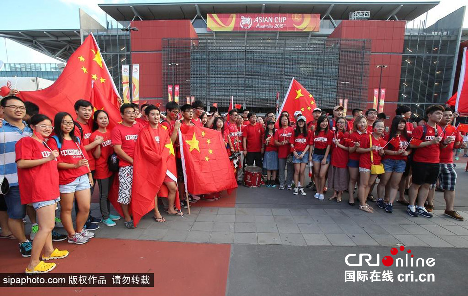 北京時間1月10日，中國隊迎來亞洲杯首場比賽，賽前中國球迷揮舞國旗進(jìn)場，為國足助威。