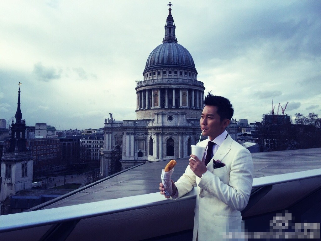 李晨街頭吃油條自嘲：沒(méi)錢也要任性