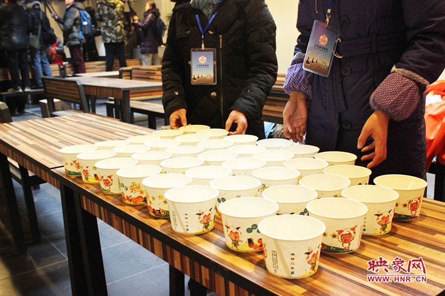 施粥人員準(zhǔn)備了一次性飯盒，方便市民攜帶。