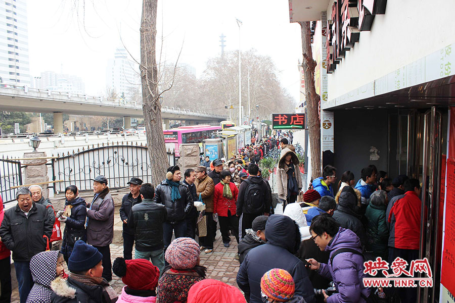 施粥現(xiàn)場排起近百米長隊(duì)。