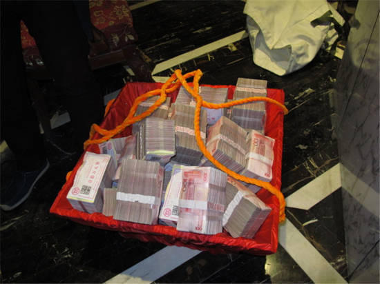 不少農(nóng)民工的工資是用籮筐挑走的。