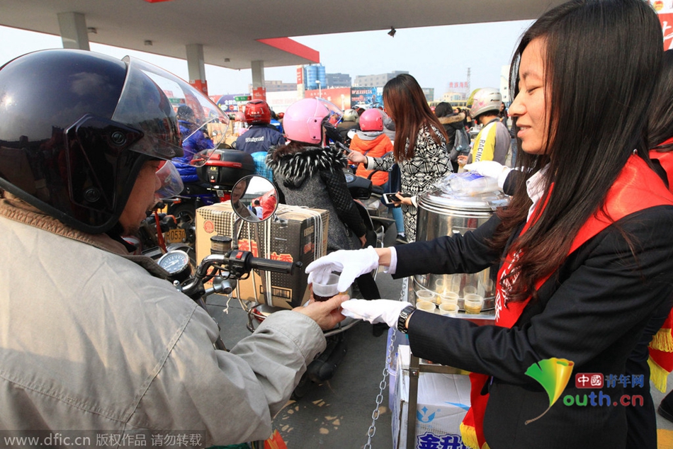 2015年2月10日，廣東佛山，順德龍山加油站為返鄉(xiāng)摩托車(chē)免費(fèi)加油。