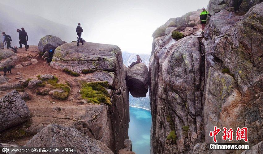 挪威游客冒雨登上千米高懸石拍照 挪威游客冒雨登上千米高懸石拍照