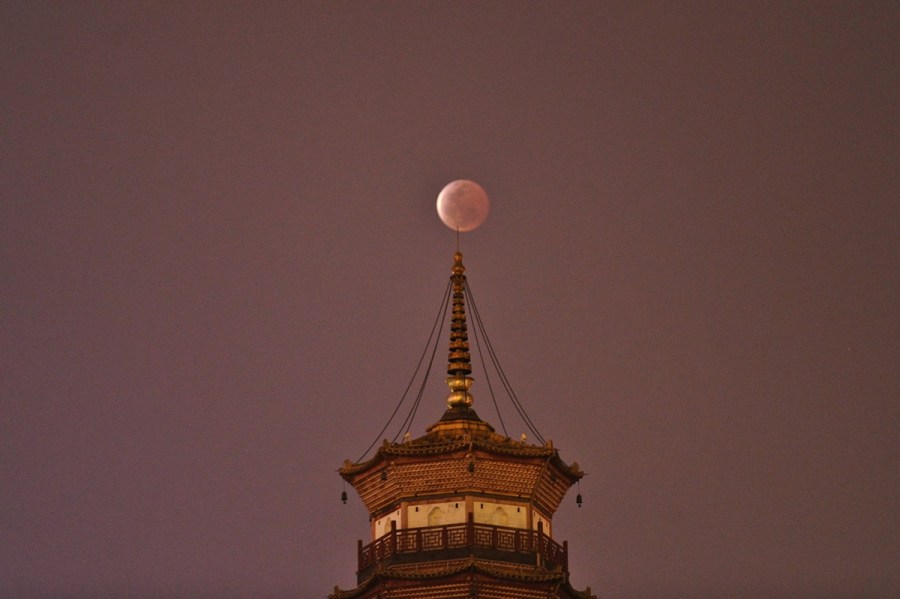 4月4日，廣東省廣州市，月全食與赤崗塔。（二次曝光）石榴/CFP