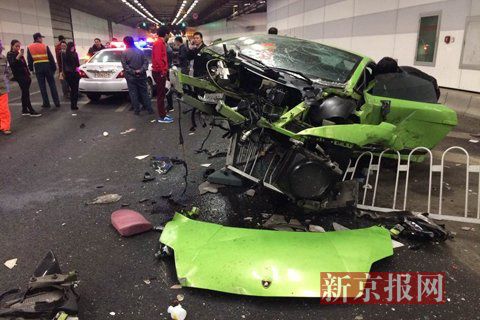 一輛蘭博基尼與一輛法拉利發(fā)生事故，現(xiàn)場狀況慘烈