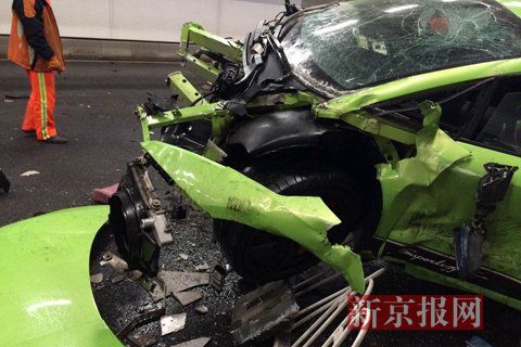一輛蘭博基尼與一輛法拉利發(fā)生事故，現(xiàn)場狀況慘烈