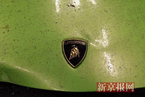 一輛蘭博基尼與一輛法拉利發(fā)生事故，現(xiàn)場狀況慘烈