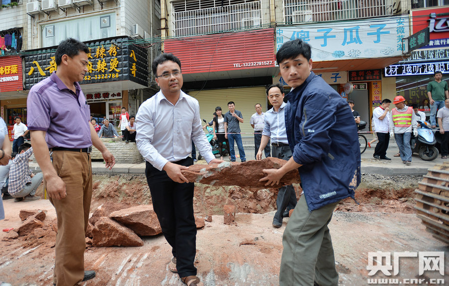 一旦發(fā)現(xiàn)恐龍蛋化石，及時上報，通知公安和文物部門進(jìn)行保護(hù)。
