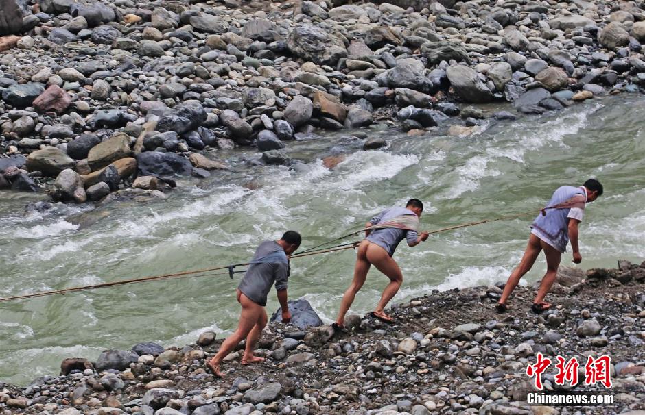 圖為原始古樸的纖夫拉纖。