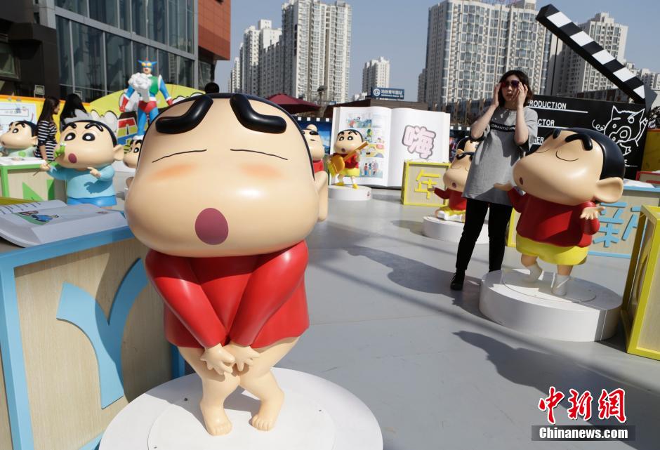 4月22日，游客參觀蠟筆小新特展?！跋灩P小新25周年紀(jì)念特展”日前在北京開展