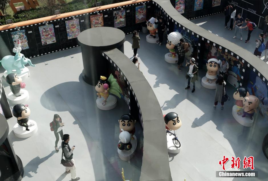 4月22日，游客與蠟筆小新合影?！跋灩P小新25周年紀(jì)念特展”日前在北京開展，吸引了不少市民游客。