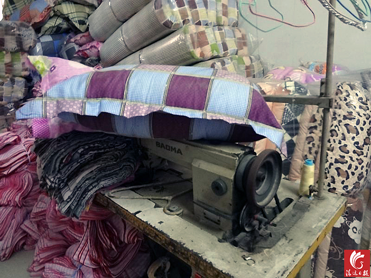作坊一角。執(zhí)法人員稱，該作坊利用廢舊棉花和劣質(zhì)絮用纖維進(jìn)行違法加工。