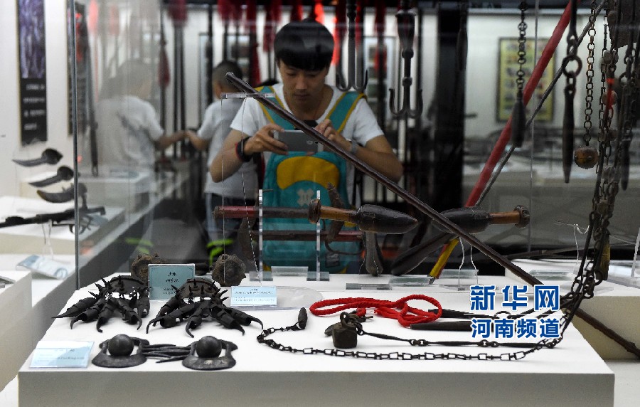 4月26日，參觀者在兵器展覽館內(nèi)拍攝展品。