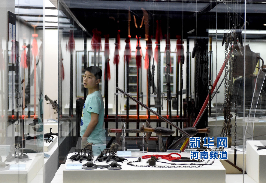 4月26日，參觀者在兵器展覽館內(nèi)參觀。