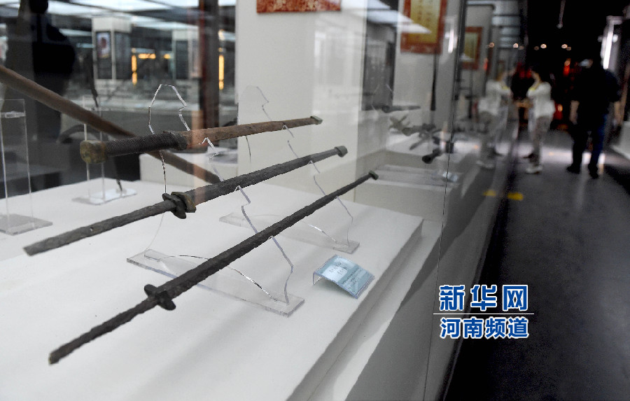 4月26日，參觀者在兵器展覽館內(nèi)參觀。