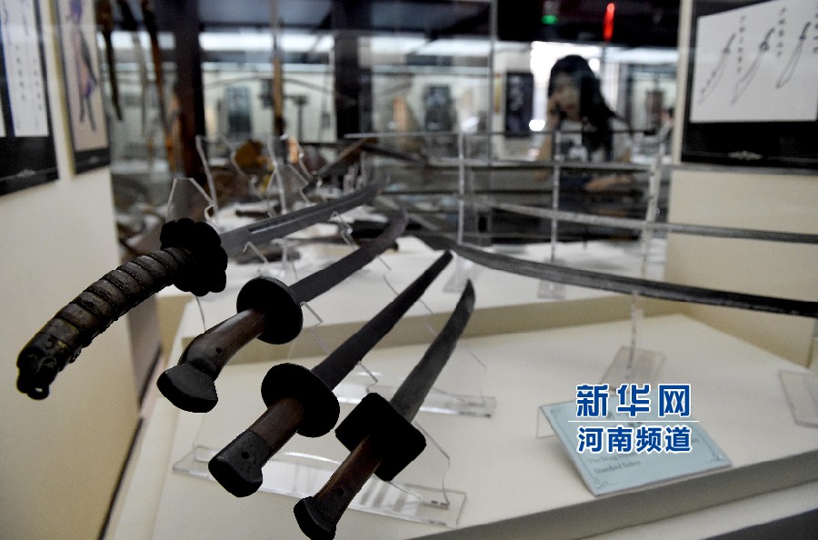 4月26日，參觀者在兵器展覽館內(nèi)參觀。