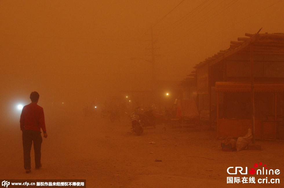 巴扎上的車輛紛紛打開(kāi)車燈。
